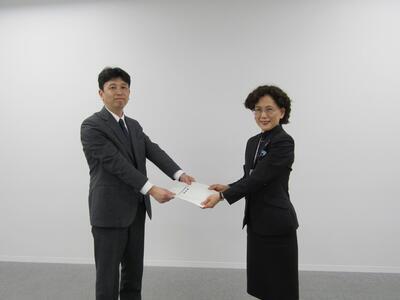 写真：加藤委員長から中山教育長へ提言書を渡している様子