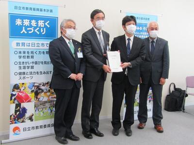 写真：加藤委員長から折笠教育長へ提言書を提出している様子