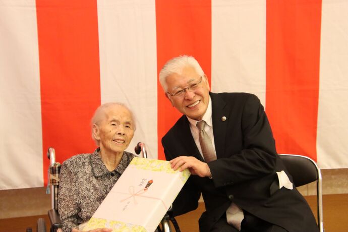 市内最高齢の森田ユキさんと小川市長