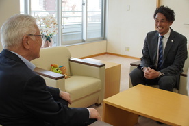 市長と会話する本間GM