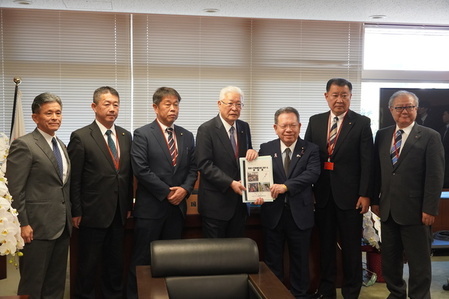 酒井副大臣へ手交(上月先生同席)