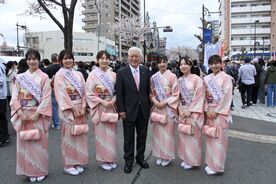 さくらメイツと並ぶ市長