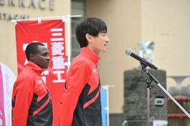 ゲストランナーの定方俊樹選手とエノック・オムワンバコーチ