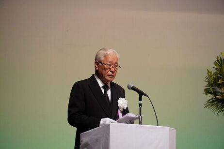 式辞を述べる市長