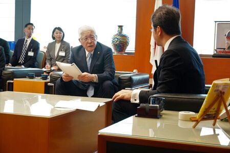 知事に説明を行う小川市長