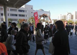 写真：「あいさつ・声かけ」運動（日立駅）