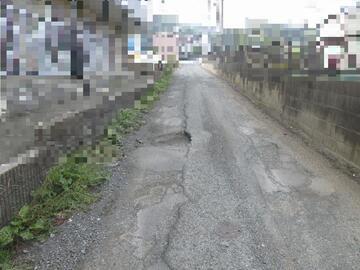 写真：道路に穴があいている