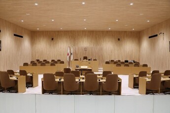 議員席と理事席の画像