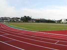 写真：陸上競技場のグラウンドとトラック