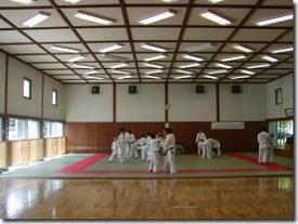写真：多賀武道館の柔道・剣道場