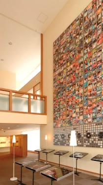 写真：2階に設置してあるレコードジャケット690枚の壁