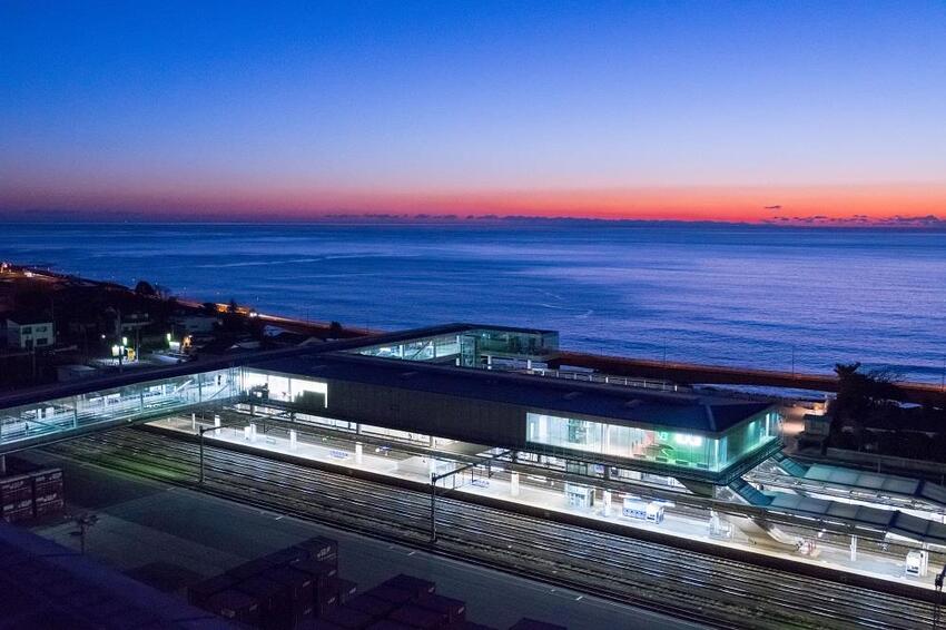 写真:朝日と日立駅