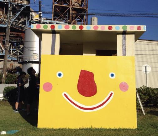 写真:3 ワークショップの講師として活躍(2)(なかこうじ児童公園のトイレを「いばラッキー」にペイント)