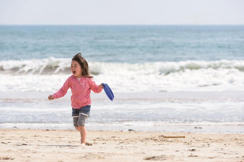 写真：砂浜を走る子供