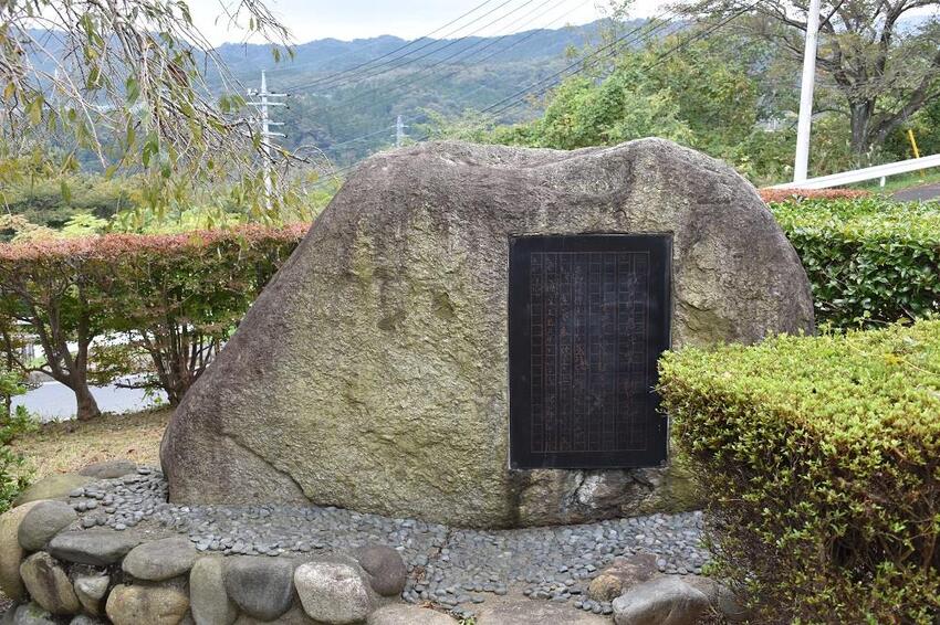 写真：新田次郎文学碑