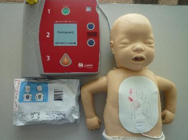 写真：AED乳児