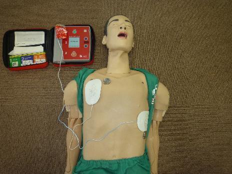 写真：AEDを貼る位置