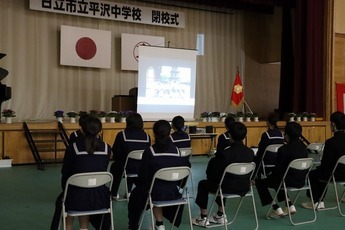 記念動画を視聴している様子