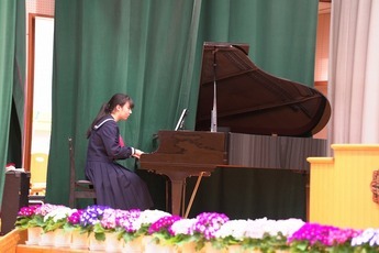 校歌斉唱の伴奏をしている様子
