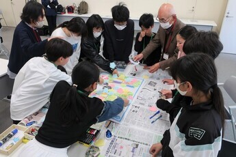 活動報告ポスター作成の様子