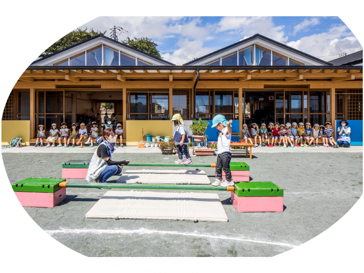 写真：保育園で遊ぶこどもたち