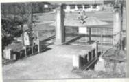 写真：昭和2年の校門と橋
