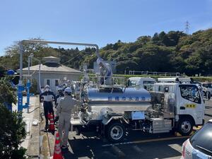 写真:給水車への水の補給訓練