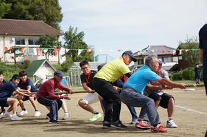 写真：運動会3世代綱引き