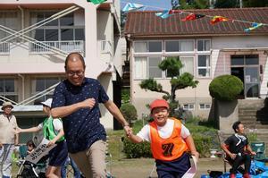 写真：運動会徒競走の様子