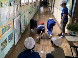 写真：旧校舎の雑巾がけ