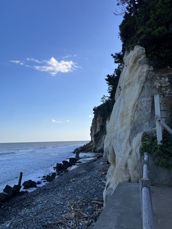 鮎川公園からの崖の写真