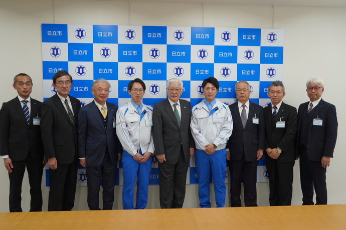 派遣される職員との記念写真