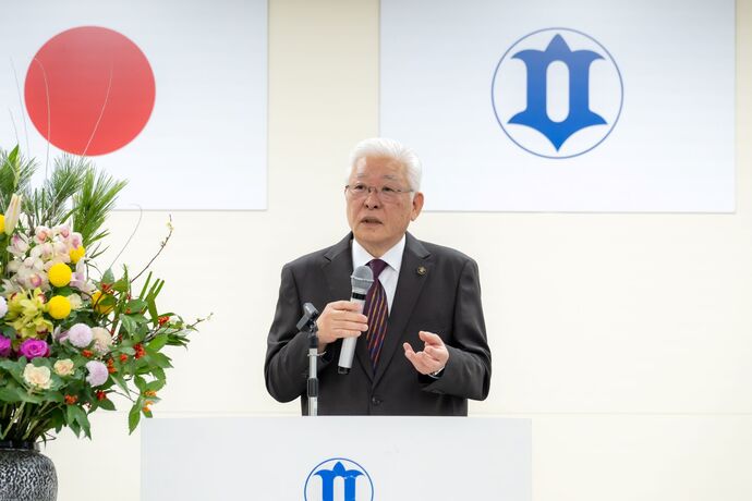 仕事始めを迎え、年頭の挨拶を述べる小川市長