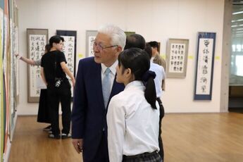 展覧会を見学する小川市長
