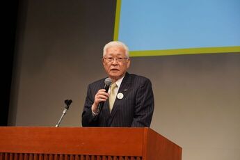 表彰式で挨拶をする小川市長