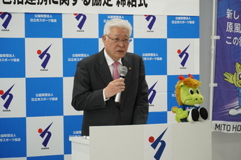 締結式で挨拶をする小川市長