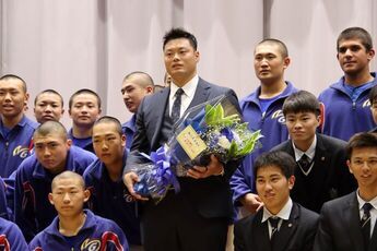 母校である明秀日立の学生の皆さんと細川選手