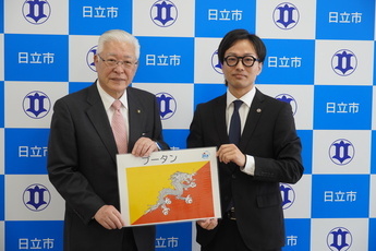小川市長と、JICA海外協力隊員としてブータンへ派遣される齋藤裕さん