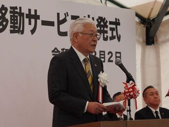 出発式で挨拶を述べる小川市長