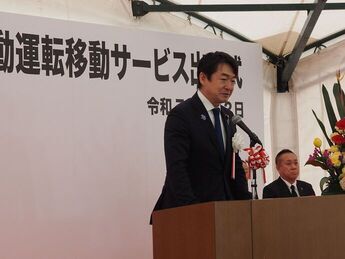 出発式で挨拶を述べる加藤政務官