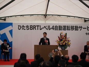 出発式で挨拶を述べる国交省の鶴田局長
