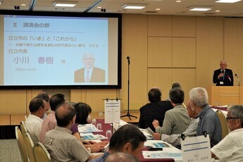 講演を行う小川市長