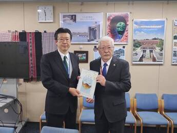 国土交通省　水管理・国土保全局　松原大臣官房審議官への手交