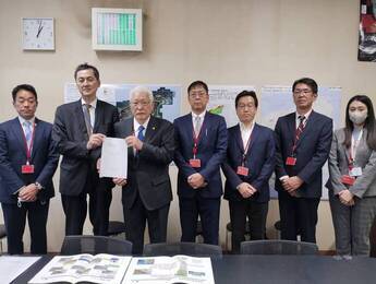 国土交通省　水管理・国土保全局　藤巻局長への手交