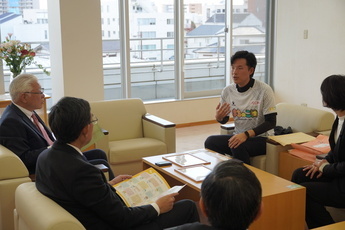 受賞の報告を受ける小川市長