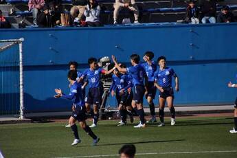 全国高校サッカー選手権でプレーする明秀サッカー部の選手たち