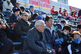 試合を観戦する小川市長