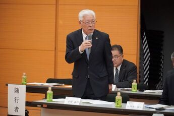 あいさつする市長