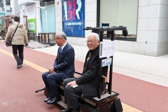 ベンチ型自動運転モビリティを試乗する小川市長