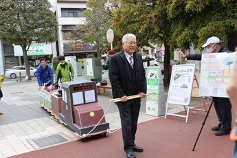 鉱山電車を模した乗り物を引く小川市長